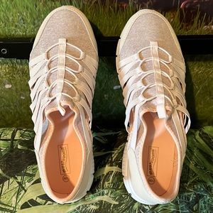 Ladies NWOT summer casual shoes
